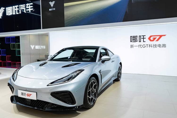 重庆204哪吒汽车在智能汽车领域的表现，领途汽车在新能源汽车市场中的影响力